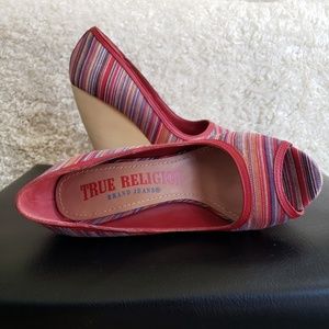 TRUE RELIGION Regan PeepToe Wedge stripe sandals 7